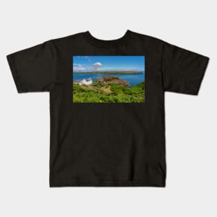 A view towards the white farmhouse on RSPB Ramsey Island, Pembrokeshire Kids T-Shirt